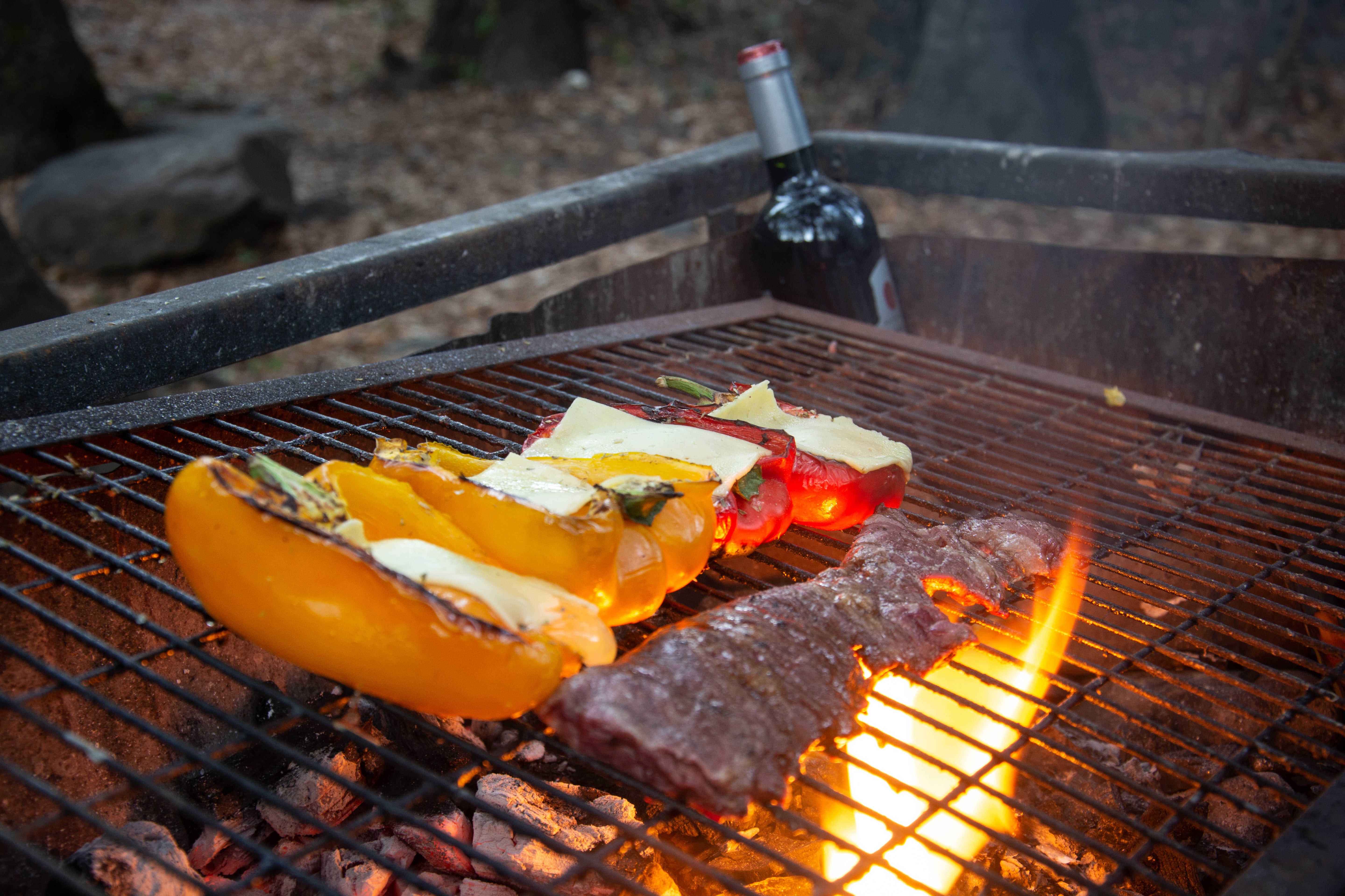 Recetas fáciles para camping: cocina al aire libre con tu Tribu